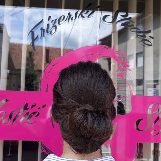 Кostić Style #kragujevac Svečane i frizure za svadbu Svečana frizura - za mladu