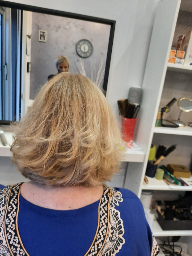 Salon Klinik #beograd Žensko šišanje Žensko šišanje - kosa srednje dužine
