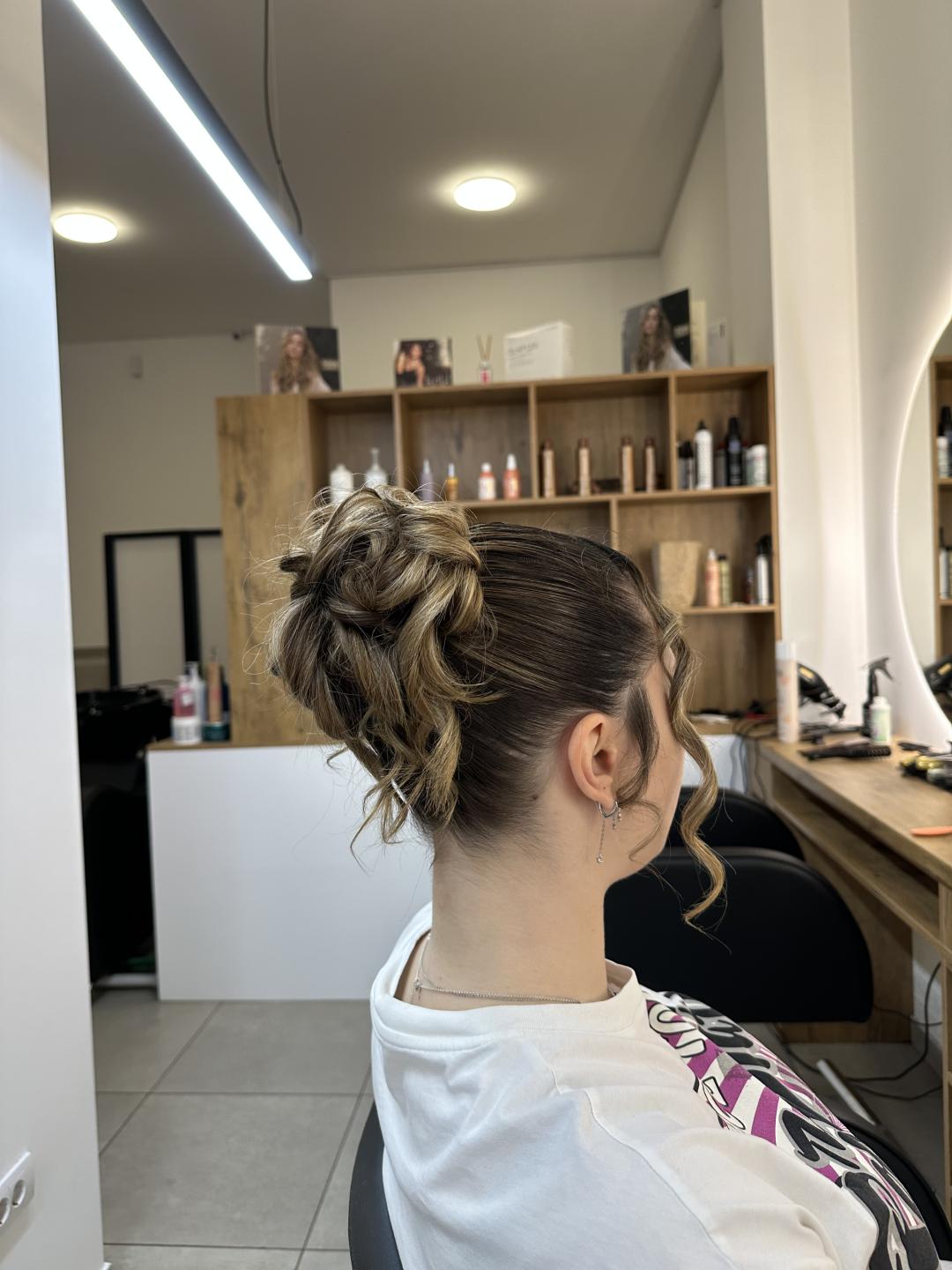 Svečana frizura - kosa srednje dužine - Studio Eleven Ladies&Gentlemen, Beograd Svečane i frizure za svadbu Frizerski saloni Svečane i frizure za svadbu, Beograd, Zvezdara
