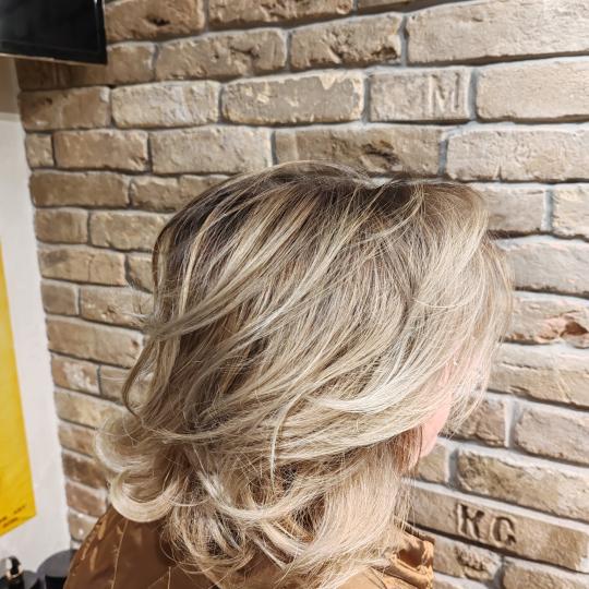 Safir Beauty Lounge #beograd Farbanje kose Farbanje izrastka + preliv - duga kosa Frizerski saloni i