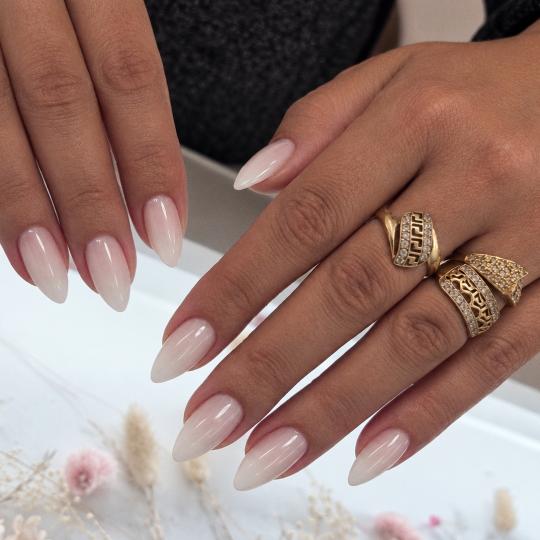 Auréa manucure #novisad Nadogradnja noktiju Izlivanje noktiju (Dual forma) Milky gel🤍 White Chro