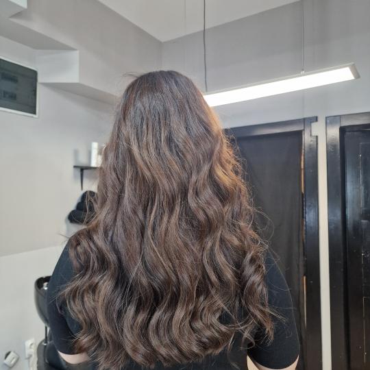 Beauty studio S #novisad Žensko šišanje Žensko šišanje + feniranje - duga kosa Kosa ima visoki