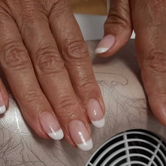 Felicita #beograd Ojačavanje noktiju Ojačavanje prirodnih noktiju gelom + french + manikir