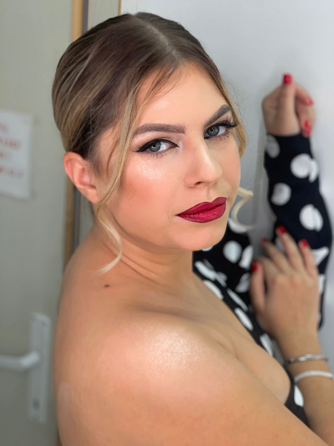 Profesionalno šminkanje + svečana frizura (podrazumeva dolazak sa čistom kosom) - M Studio 0303, Novi Sad Make-up / šminkanje Lice Make-up / šminkanje, Novi Sad, Sajmište, Detelinara, Banatić