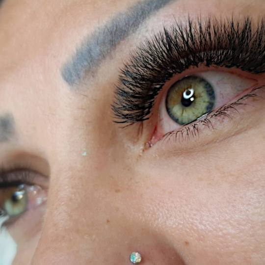 Gloss studio #nis Nadogradnja trepavica Nadogradnja svilenih trepavica - ruski volumen