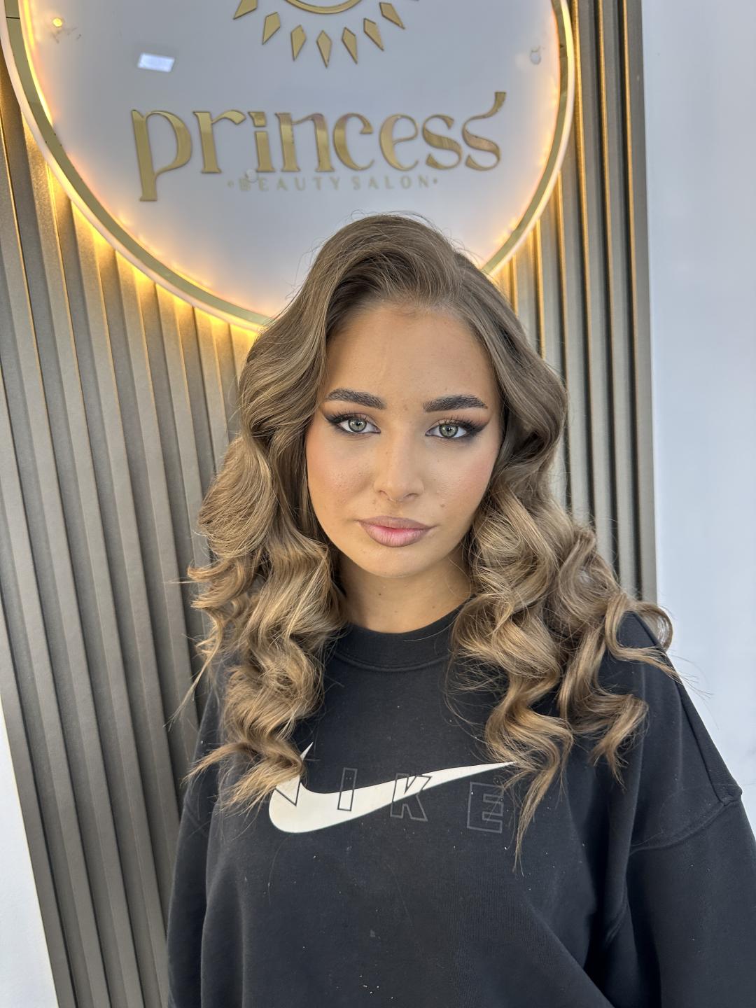 Svečana frizura talasi - kosa srednje dužine - Princess beauty salon, Niš Pletenice, kike, punđe Frizerski saloni i frizeri Pletenice, kike, punđe, Niš, Medijana