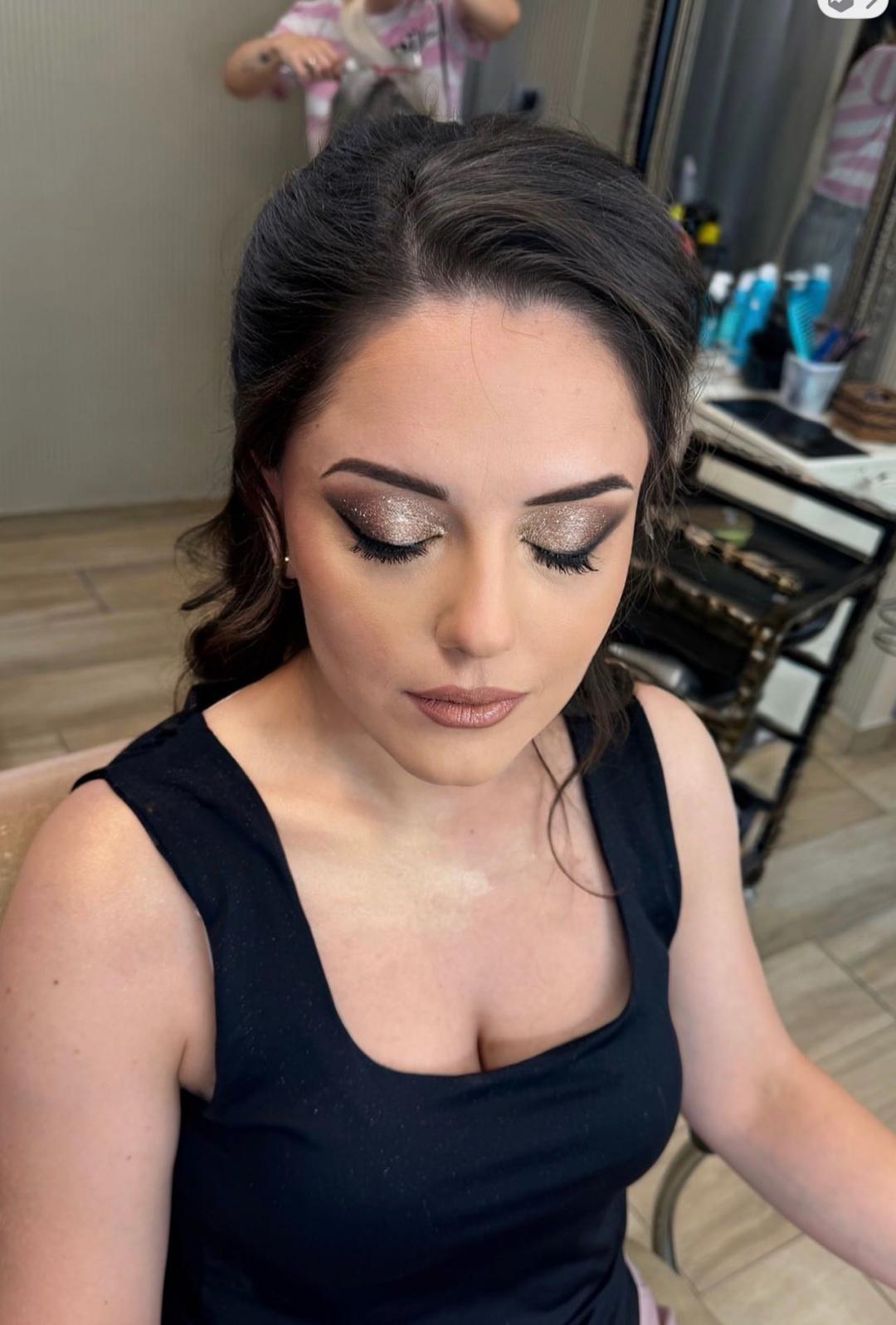 Profesionalno šminkanje + veštačke trepavice + svečana frizura - Bibi beauty centar, Beograd Make-up / šminkanje Lice Make-up / šminkanje, Beograd, Banovo brdo