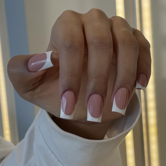 Studio Artistry #beograd Korekcija noktiju Korekcija gela - M dužina Who doesn’t love french? �