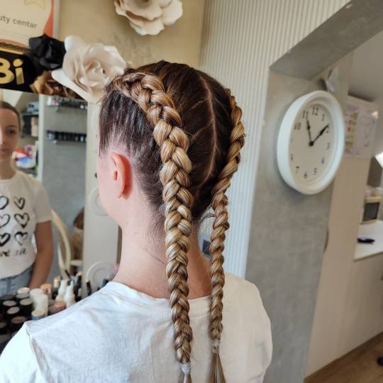 Bibi beauty centar #beograd Pletenice, kike, punđe Riblja kost / pletenica - kratka kosa pletenice 