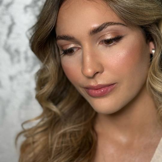 M Studio 0303 - Vojvode Bojovića #novisad Make-up / šminkanje Profesionalno šminkanje + svečana 