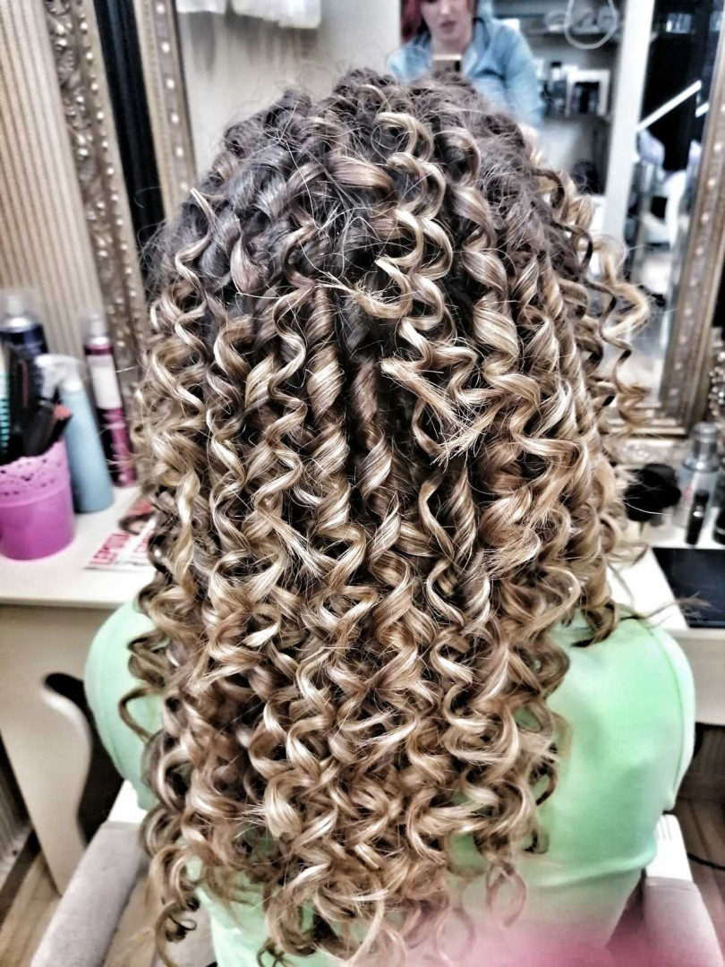 Bibi beauty centar #beograd Uvijanje, lokne i talasi Afro lokne - kosa srednje dužine