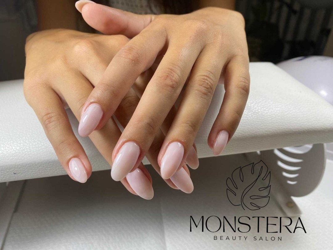 Monstera beauty salon #beograd Izlivanje noktiju Izlivanje noktiju gelom - M dužina noktiju
