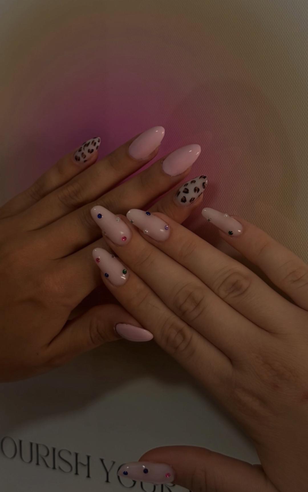 Korekcija noktiju - M dužina - Almari Beauty Concept, Kragujevac Korekcija noktiju Nokti Korekcija noktiju, Kragujevac, Centar
