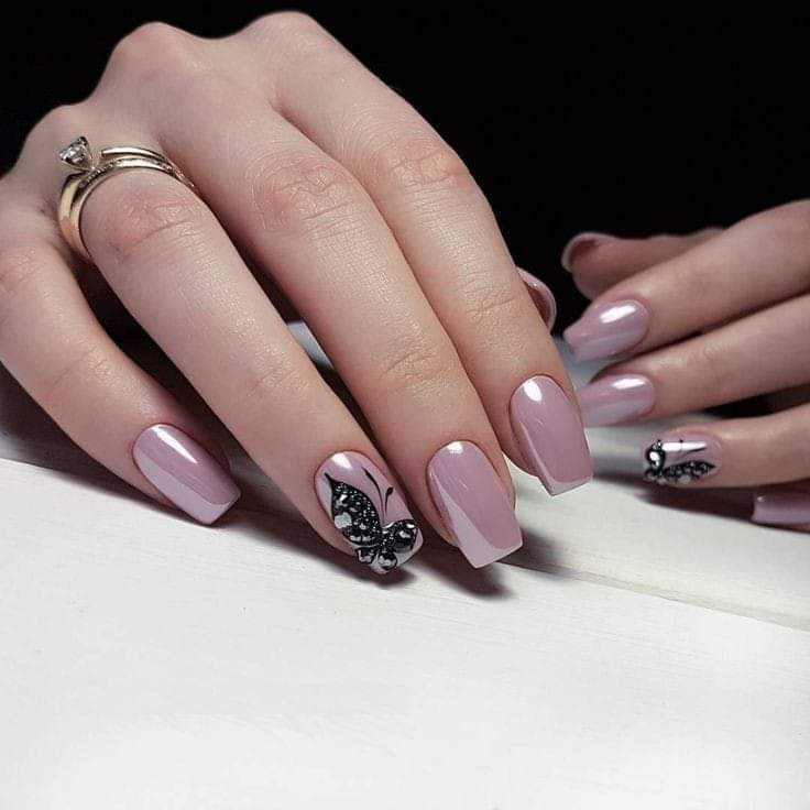 Beauty Queen Deluxe #beograd Izlivanje noktiju Izlivanje noktiju gelom + holo hrom