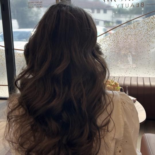 Diamond Beauty #beograd Feniranje i stilizovanje Feniranje na talase / lokne - ekstra duga kosa