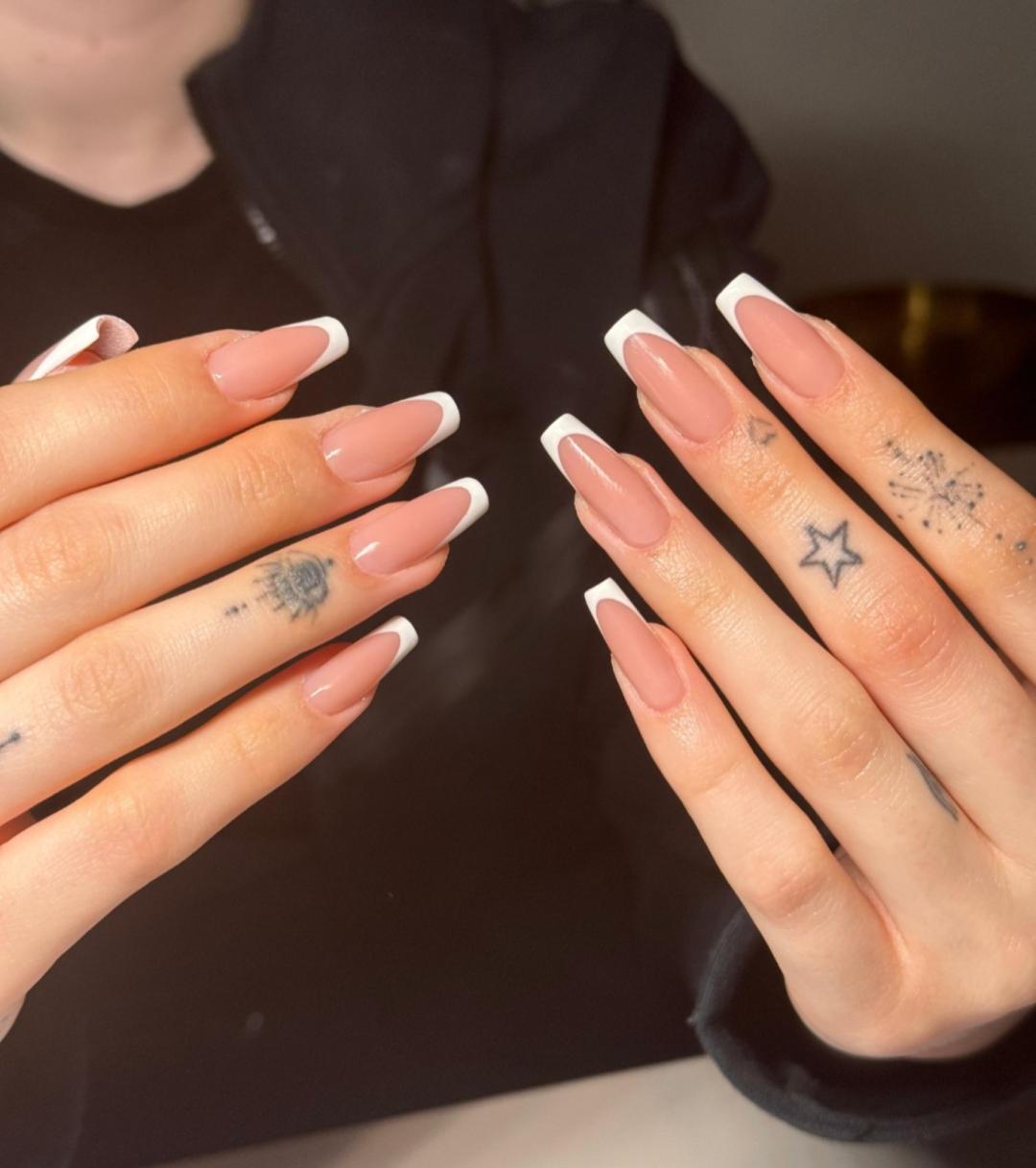 Claire #beograd Izlivanje noktiju Izlivanje noktiju gelom - L dužina