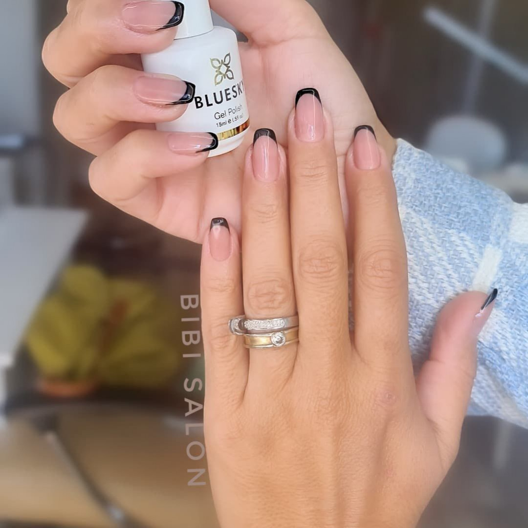 Korekcija izlivanja - kratki nokti - Bibi beauty centar, Beograd Korekcija noktiju Nokti Korekcija noktiju, Beograd, Banovo brdo