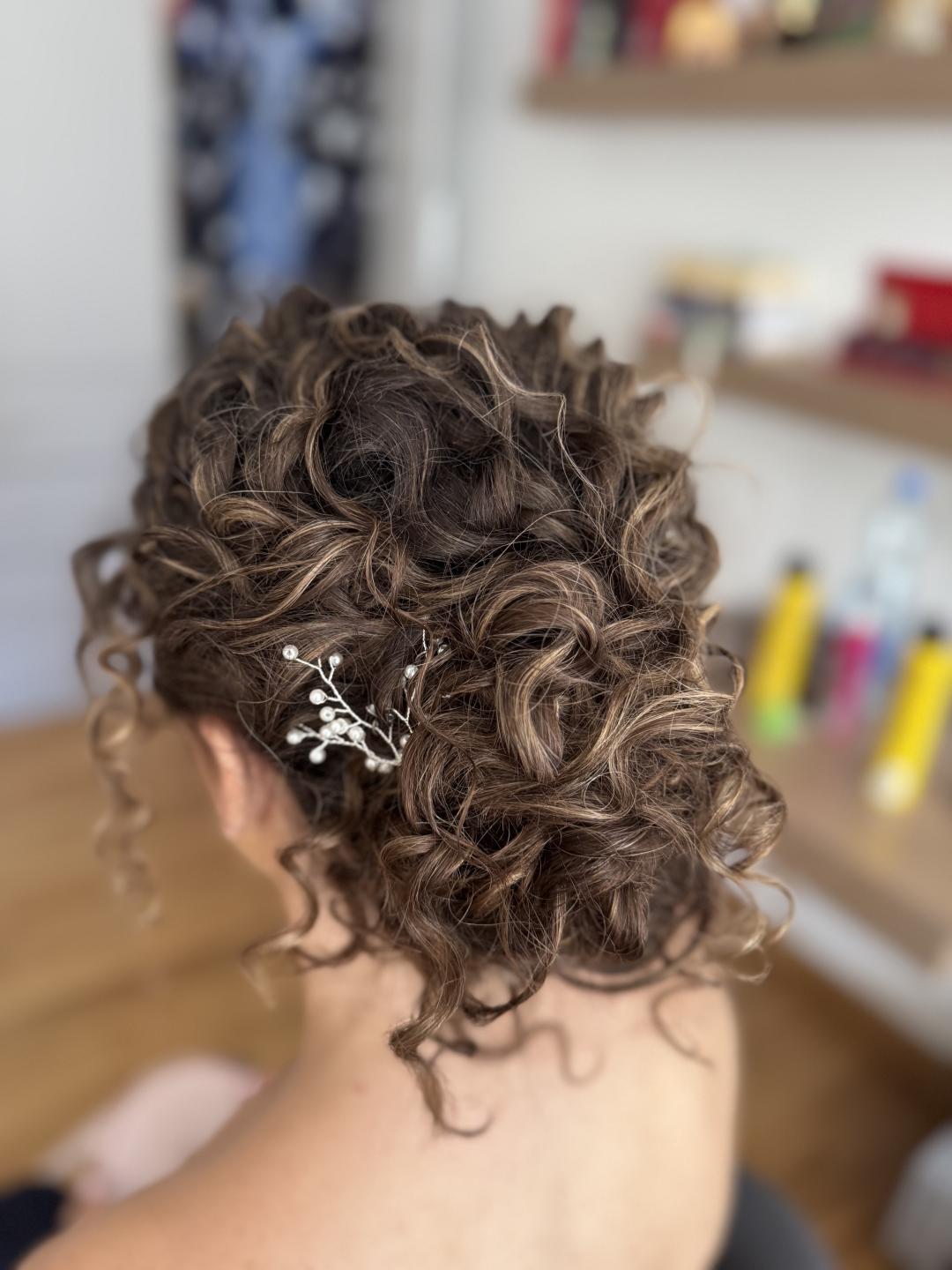 Pravljenje punđe - Studio Kristina Jovanović, Beograd Pletenice, kike, punđe Frizerski saloni Pletenice, kike, punđe, Beograd, Zvezdara