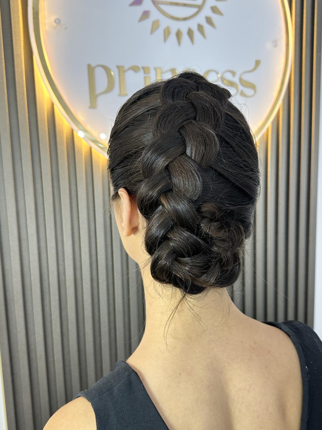 Svečana frizura - punđa sa loknama - Princess beauty salon, Niš Farbanje kose Frizerski saloni Farbanje kose, Niš, Palilula