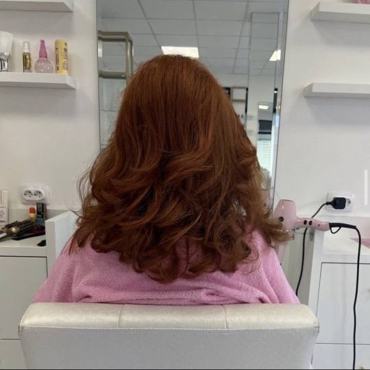Grkinja Beauty Studio #krusevac Ispravljanje kose Feniranje na lokne - kosa srednje dužine