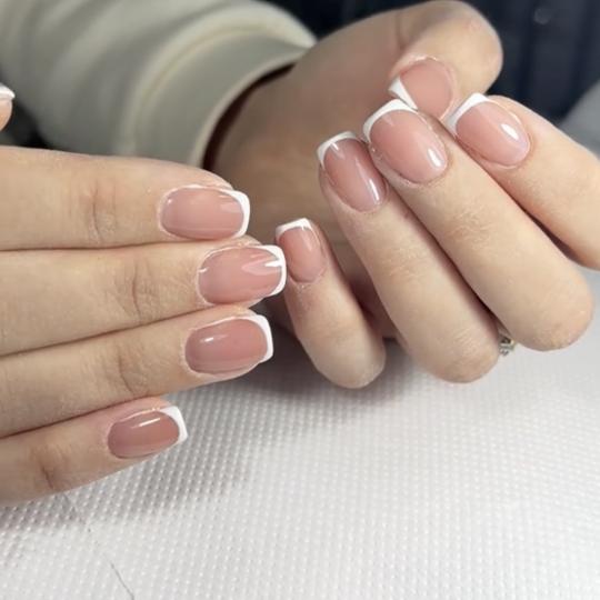 Fancy Girls #beograd Izlivanje noktiju Izlivanje noktiju gelom - S dužina Negovani, čisti i sofist