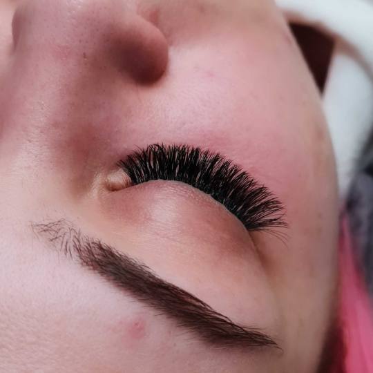 Right Beauty #beograd Nadogradnja trepavica Nadogradnja trepavica - ruski volumen 5D - 8D