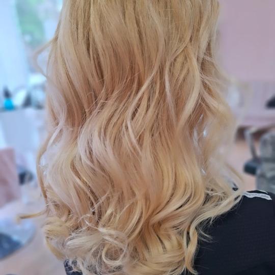 La Vie Elegance #nis Svečane i frizure za svadbu Svečana frizura lokne - kosa srednje dužine