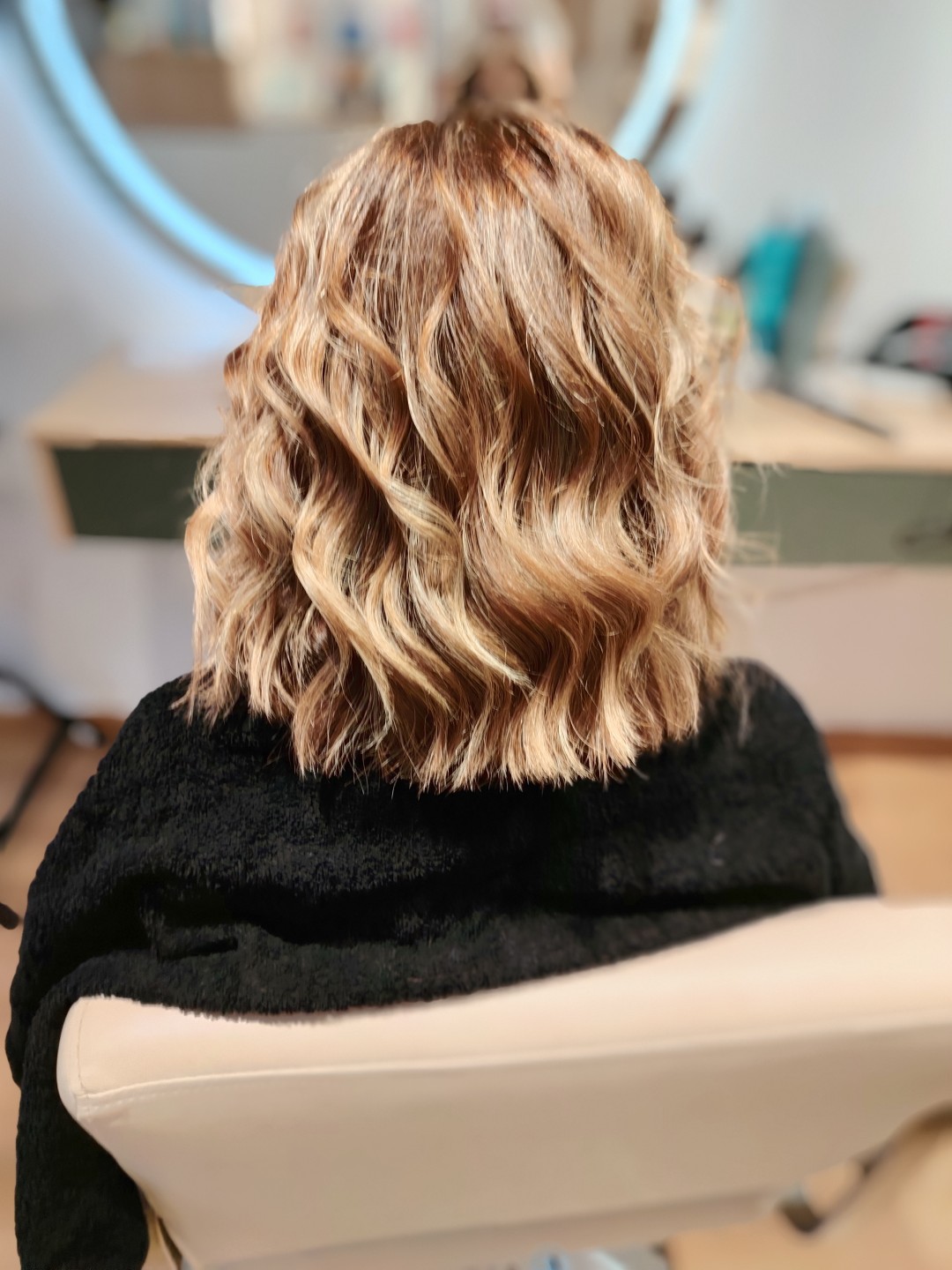 Feniranje na lokne / talase - kosa srednje dužine - Mstyle3, Beograd Feniranje i stilizovanje Frizerski saloni Feniranje i stilizovanje, Beograd, Zemun Centar