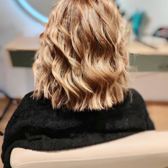 Mstyle3 #beograd Feniranje i stilizovanje Feniranje na lokne / talase - kosa srednje dužine