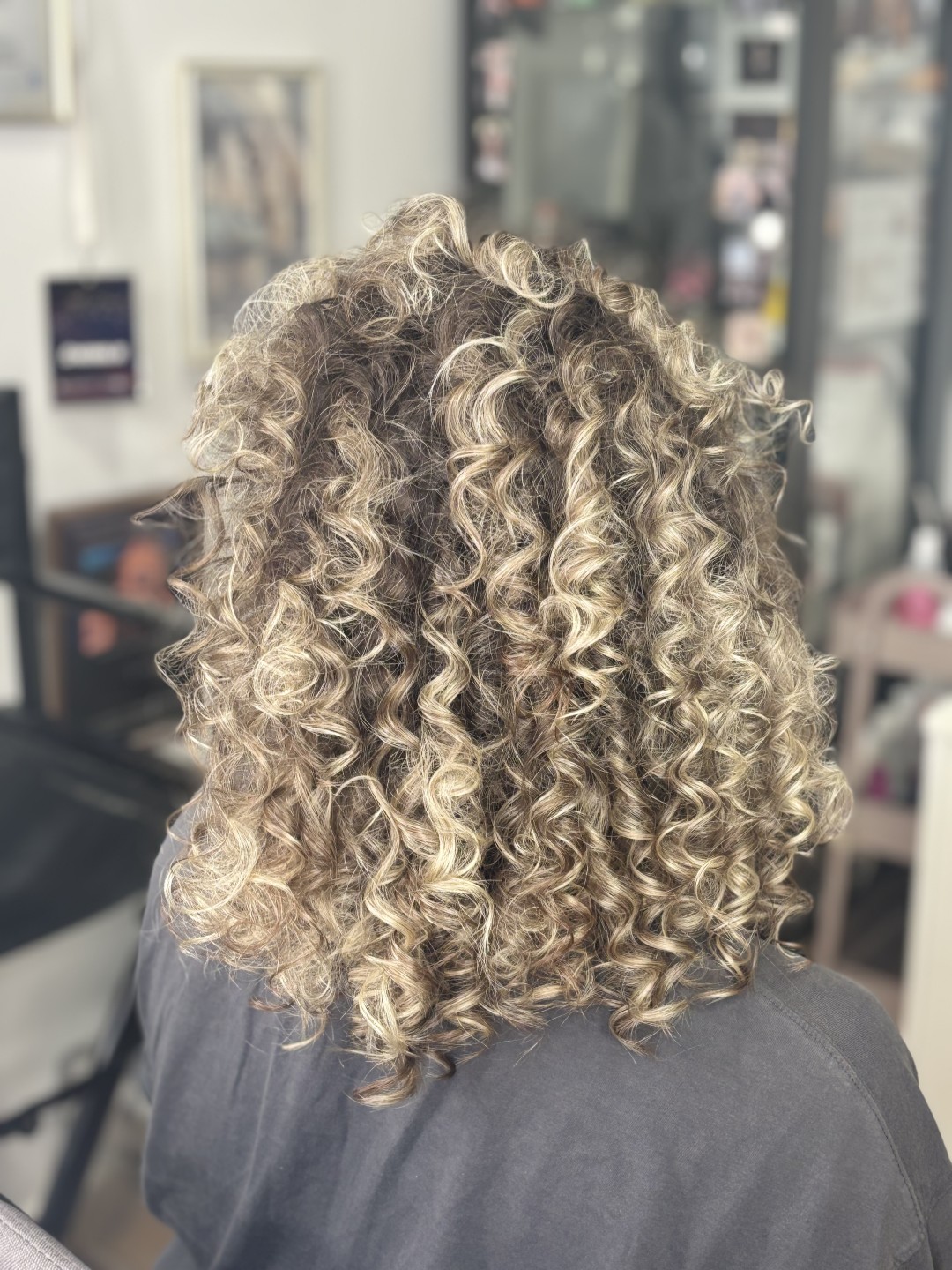 One Beauty Studio #beograd Uvijanje, lokne i talasi Afro lokne - kosa srednje dužine