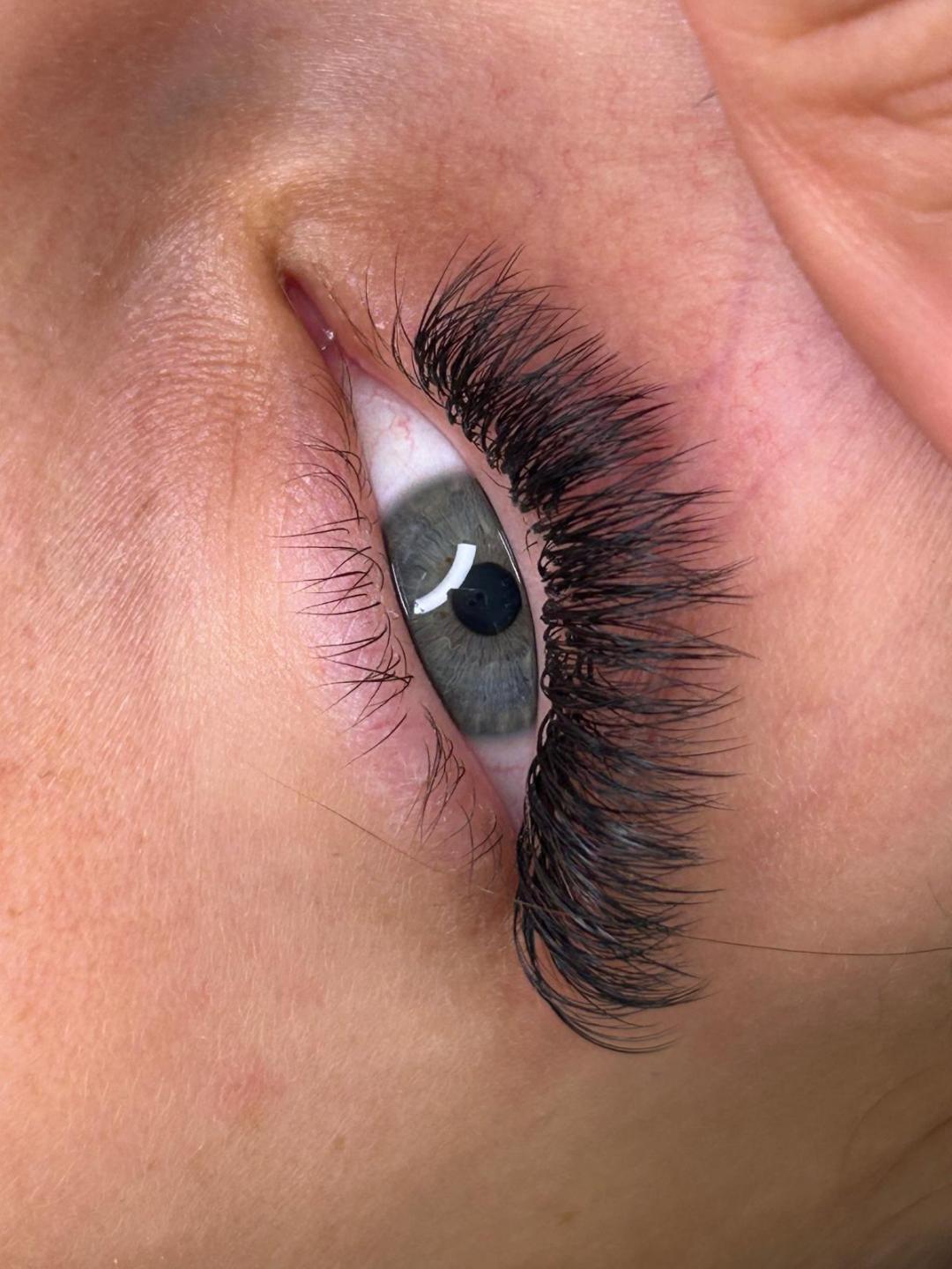 Latina beauty studio #beograd Nadogradnja trepavica Nadogradnja svilenih trepavica - mega volumen (6D, 7D, 8D)