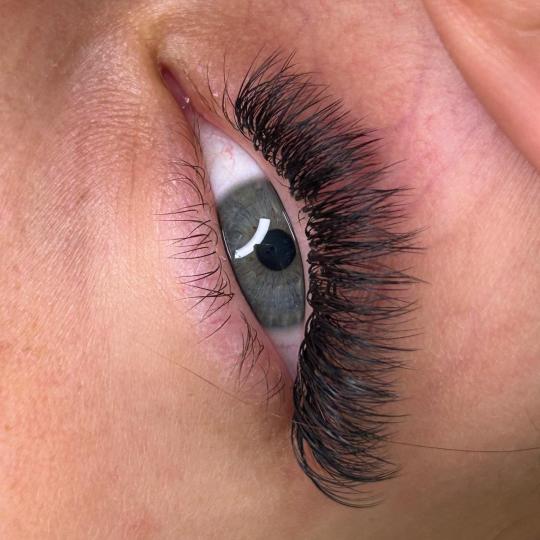 Latina beauty studio #beograd Nadogradnja trepavica Nadogradnja svilenih trepavica - mega volumen (6