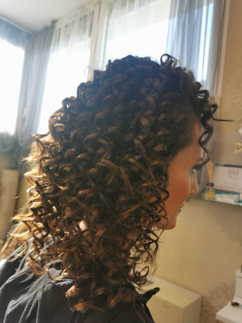 Bibi beauty centar #beograd Uvijanje, lokne i talasi Afro lokne - kosa srednje dužine