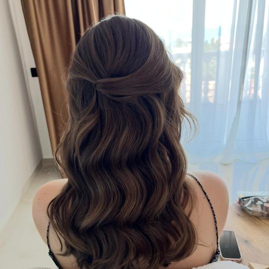 Pudra beauty #beograd Feniranje i stilizovanje Uvijanje kose na lokne figarom/presom - kosa srednje 