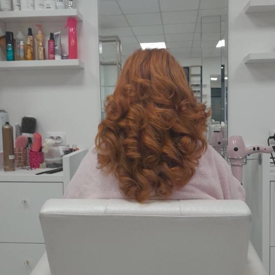 Grkinja Beauty Studio #krusevac Ispravljanje kose Feniranje na lokne - kosa srednje dužine