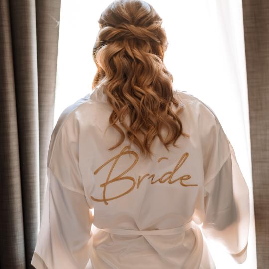 Pudra beauty #beograd Feniranje i stilizovanje Uvijanje kose na lokne figarom/presom - kosa srednje 