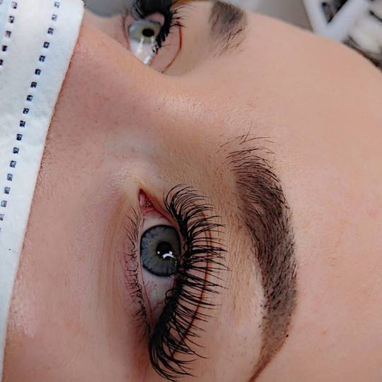 Gloss studio #nis Nadogradnja trepavica Nadogradnja svilenih trepavica - 1 na 1 Ovom metodom postize