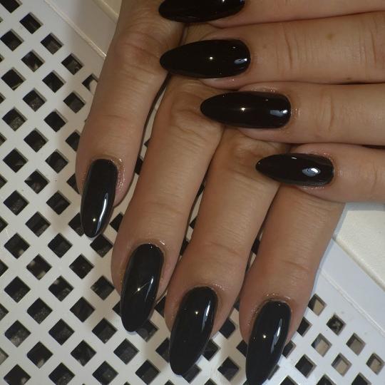 Krispy tattoo & nails #beograd Korekcija noktiju Korekcija noktiju - L dužina Crni badem nokti 🖤