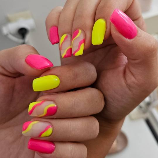 Beauty centar by Alex R #novisad Korekcija noktiju Korekcija noktiju + trajni lak - M dužina