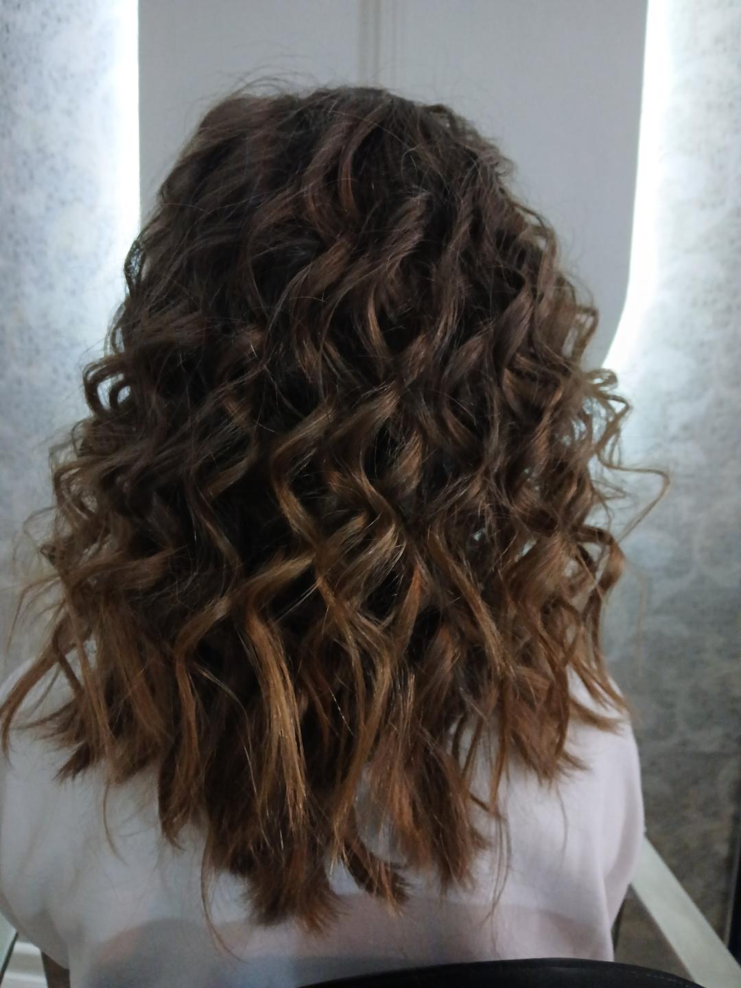 Lokne na figaro - kosa srednje dužine - Beauty boom, Beograd Uvijanje, lokne i talasi Frizerski saloni Uvijanje, lokne i talasi, Beograd, Novi Beograd blokovi, Belville, Savski kej