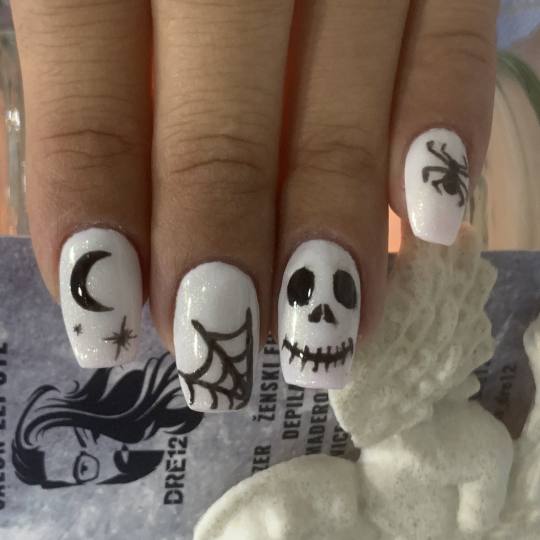 Dre12 #beograd Izlivanje noktiju Izlivanje noktiju gelom - S dužine Nail art ?
Halloween nails ?