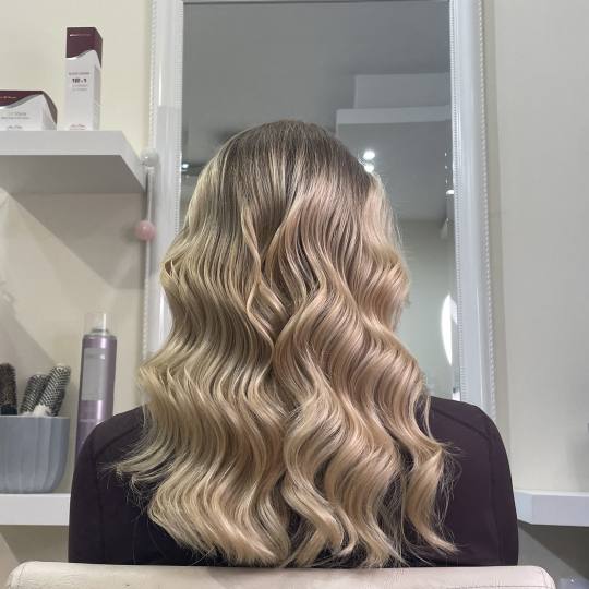 Amelie Hair and Beauty #beograd Feniranje i stilizovanje Feniranje na lokne / talase - kosa srednje 