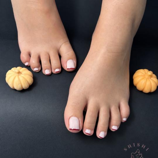Shishi beauty studio #beograd Estetski pedikir Estetski pedikir + gel lak + spa pedikir gratis Nokti