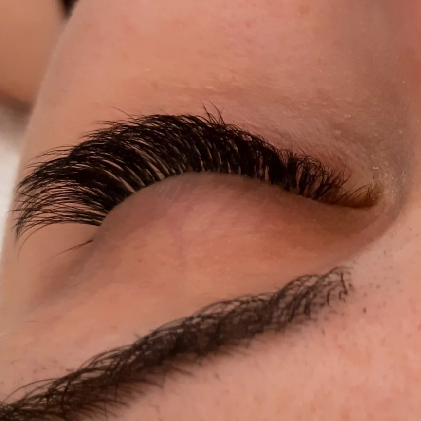 Nadogradnja volumenskih trepavica 4D + oblikovanje obrva GRATIS - Albina Unisex Studio Lepote, Temerin Nadogradnja trepavica Lice Nadogradnja trepavica, Temerin, Centar