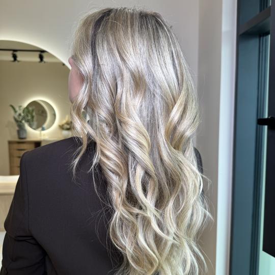 Studio Kristina Jovanović #beograd Feniranje i stilizovanje Feniranje na ravno / lokne - ekstra dug