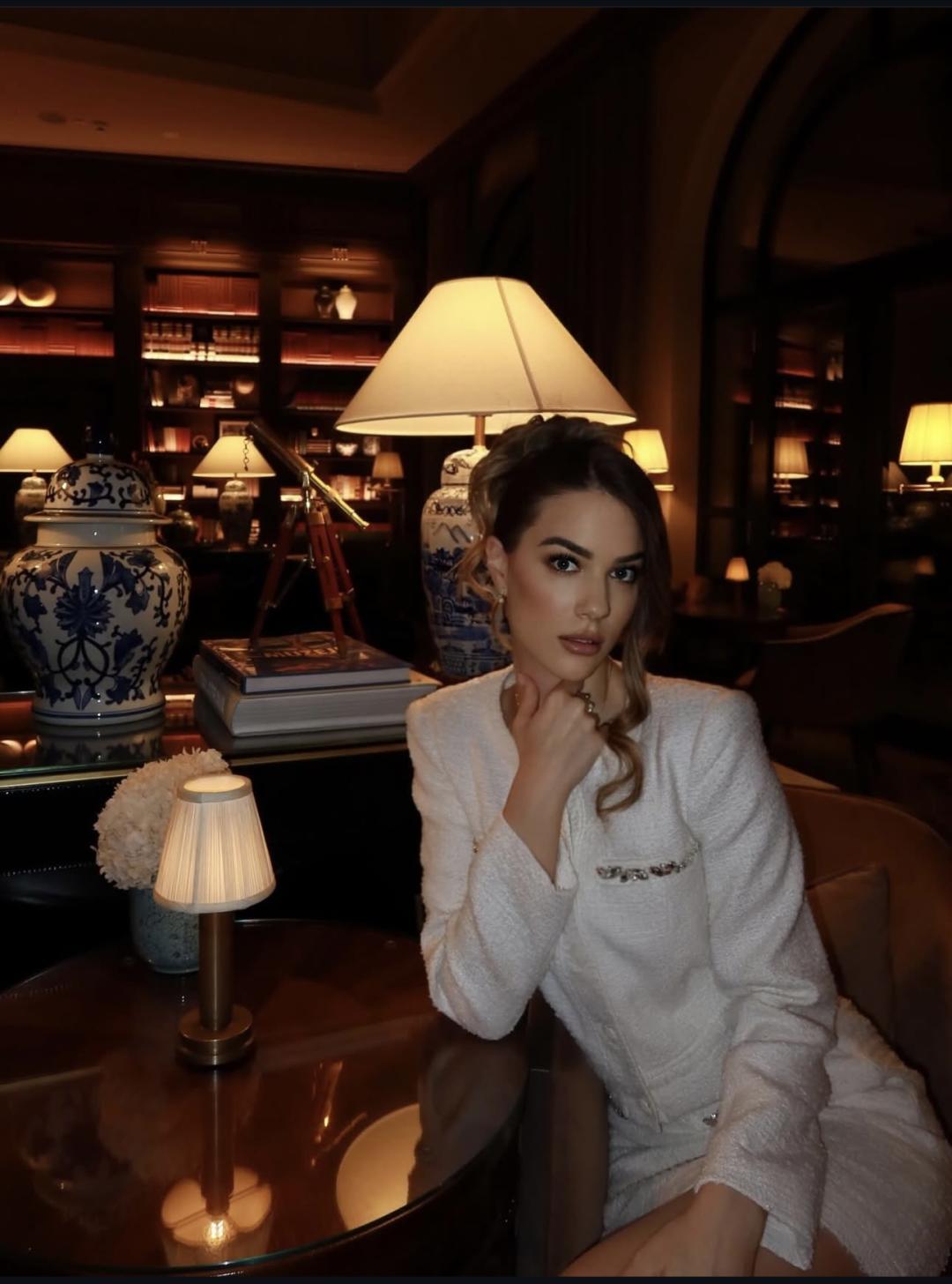 Svečana frizura - kosa srednje dužine - Studio Eleven Ladies&Gentlemen, Beograd Svečane i frizure za svadbu Frizerski saloni Svečane i frizure za svadbu, Beograd, Zvezdara