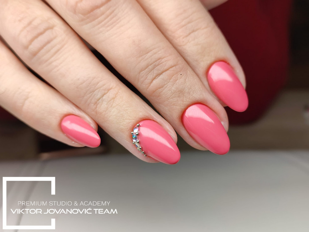 Korekcija noktiju - S velicina - BEAUTY CENTER Viktor Jovanović, Subotica Izlivanje noktiju Nokti Izlivanje noktiju, Subotica, Centar