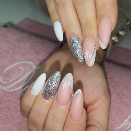Diamond beauty #beograd Ojačavanje noktiju Ojačavanje noktiju gelom / korekcija - M dužina