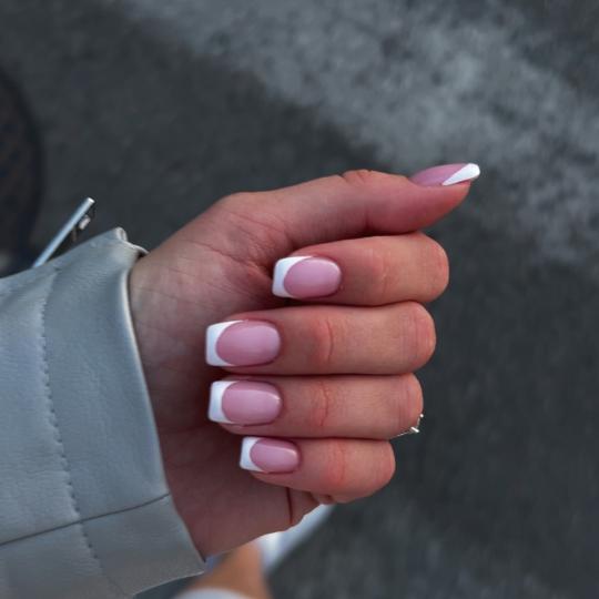 Beauty room Zvezdara #beograd Lakiranje noktiju French - dodatak uz uslugu Nokti