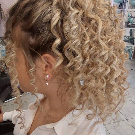 Super stil Marija #zrenjanin Uvijanje, lokne i talasi Afro / mokre lokne - duga kosa